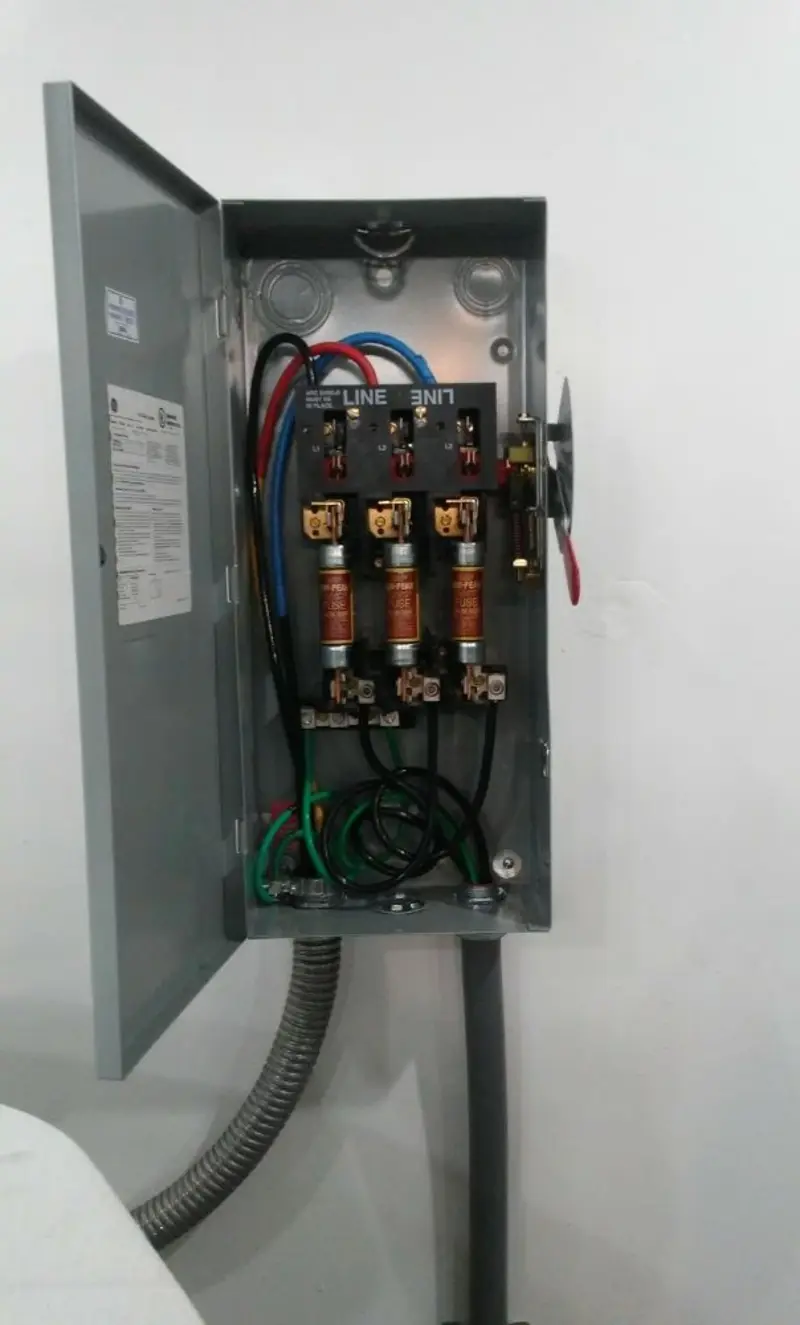 Three-phase disconnect switch installed for Smoke Detector Installation in Alamo